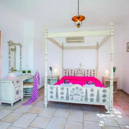 Sunflower: Rustic Paradise Villa Peyia